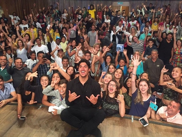 Gabriel Medina é homenageado pela Prefeitura de São Sebastião