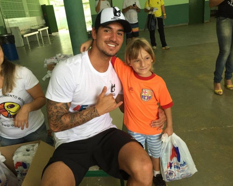 Gabriel Medina entrega mais de 500 brinquedos em Maresias