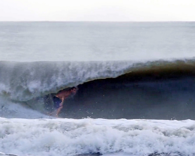 Furacão José Cria Ondas Sólidas nos Outer Banks