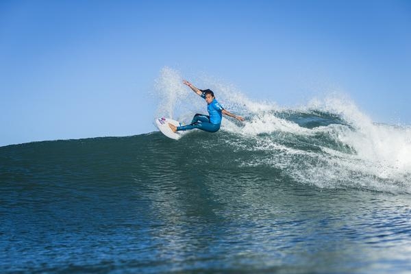 Silvana Lima estreia batendo recordes no Roxy Pro France