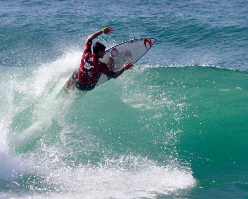 Medina compete em casa para disputar o Hang Loose São Sebastião Pro