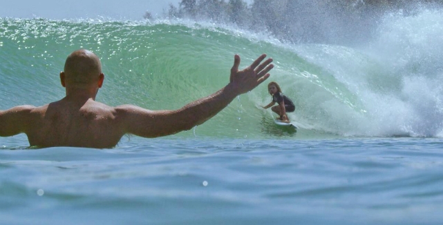 Filho do Shane Dorian testa piscina de Slater e vai ao céu