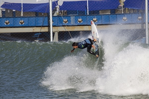 Kelly Slater e seus convidados em dia de surfe no Surf Ranch