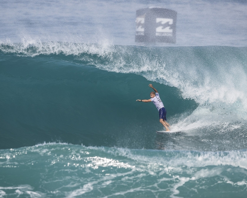 Slater volta após lesão e vê John John mais pressionado que Medina na luta pelo título