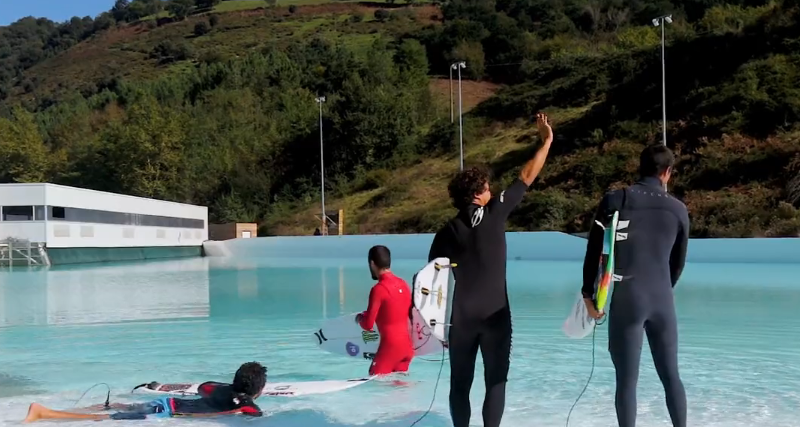 Surfistas do Brazilian Storm e Família no Wavegarden Cove