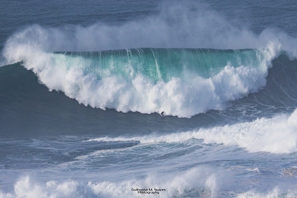 Marcelo Luna surfa um monstro colossal em Nazaré