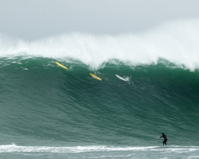 O naufrágo e swell histórico em Mavericks