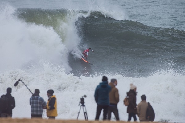 Lucas Chumbo Chianca é o campeão do Big Wave Tour de Nazaré