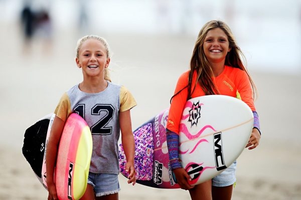 No litoral do Paraná, mulheres dominam o surfe desde criancinhas