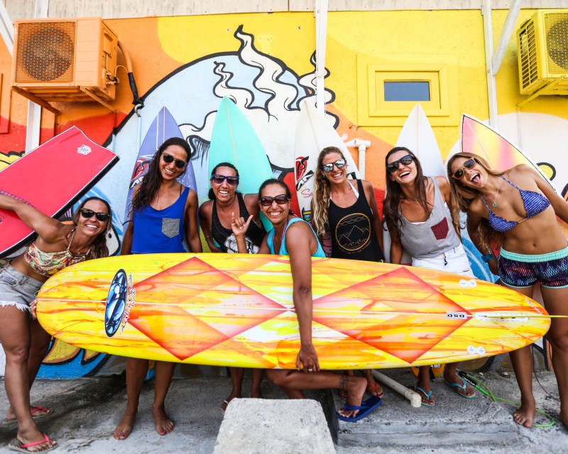 O boom do mercado das viagens de surfe para mulheres!