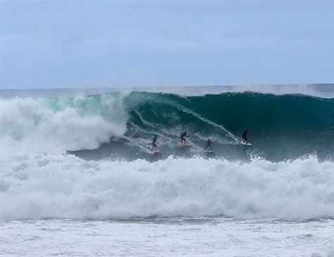 Swell deixa surfistas em êxtase na região Nordeste