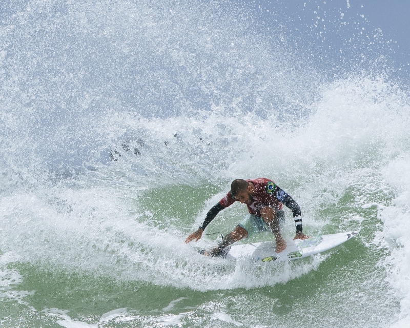 Filipe Toledo e Italo Ferreira começam vencendo no CT 2018