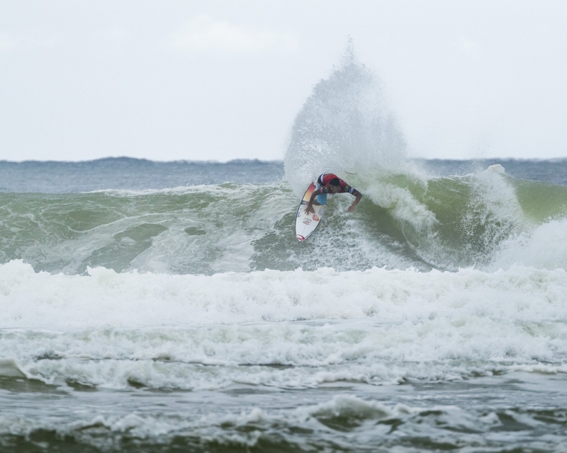 Medina avança à 3ª fase na Gold Coast; John John é eliminado