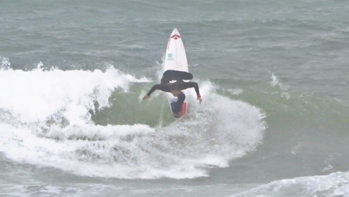 Luel Felipe escalado no round 4 do QS Santa Cruz PRO