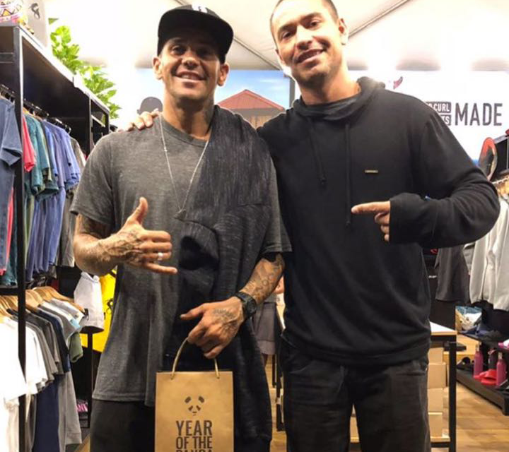 Sessão de autógrafos com Willian Cardoso, Lucas Chumbo e Raoni na 900 Graus