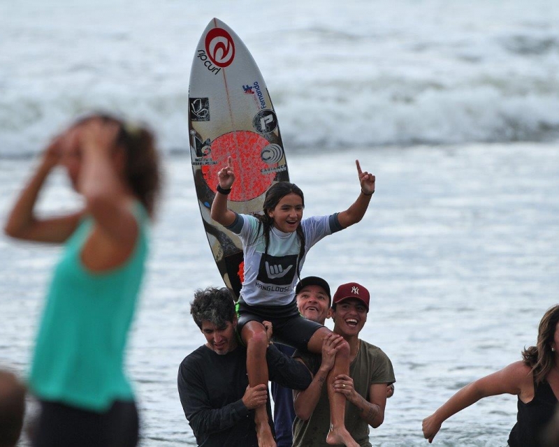 Sophia Medina se supera e faz história em torneio de surf em Ubatuba