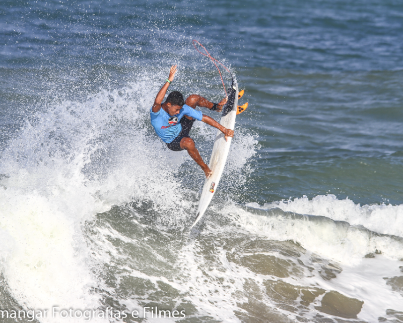 CBSurf Junior Tour lota a praia de Maracaípe