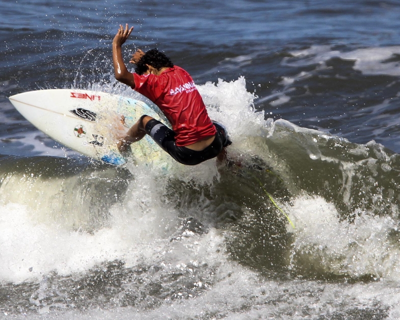 Campeonato Santos de Surf abre “janela” de espera por ondas boas