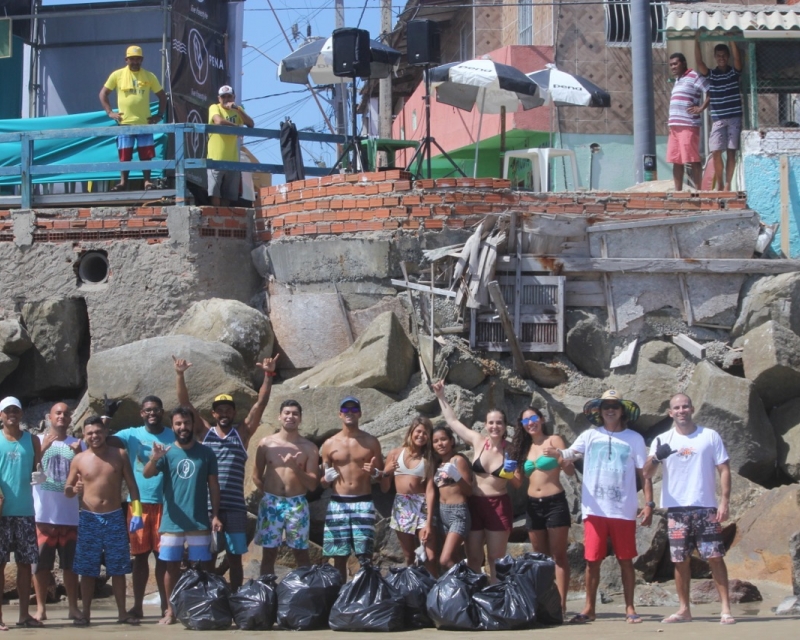 Limpeza de praia e muita vibe no Primeiro Desafio das Escolas de surf de Fortaleza