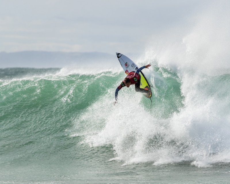 Medina e Filipinho começam bem em J-Bay e avançam à terceira rodada