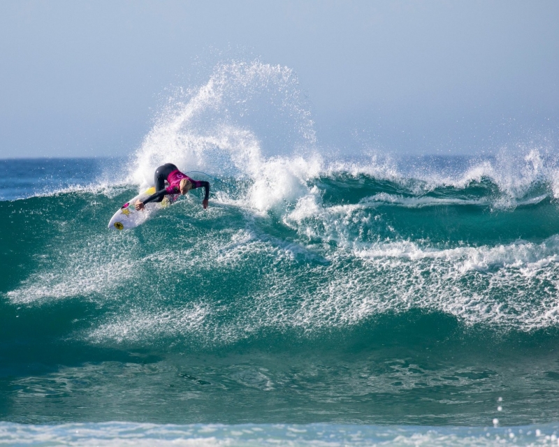  Tatiana Weston-Webb vence e vai às semifinais em J-Bay