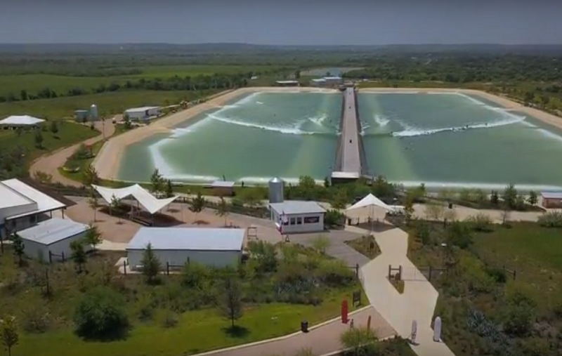 Fernanda Garcia e Tiago Candelot checam piscina de ondas Nland no Texas