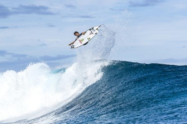 Yago Dora iguala recorde de Filipe Toledo no Tahiti Pro