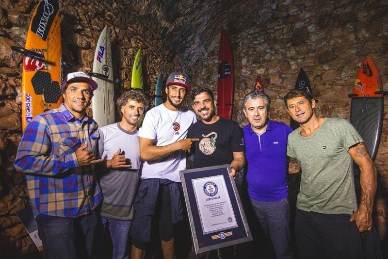 Rodrigo Koxa recebe placa do Guinness Records pela maior onda do Mundo