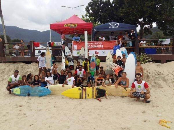 Projeto incentiva meninas com novas aulas de surfe em São Sebastião