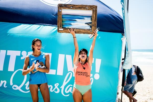 Chloé Calmon é campeã do Noosa Longboard Open