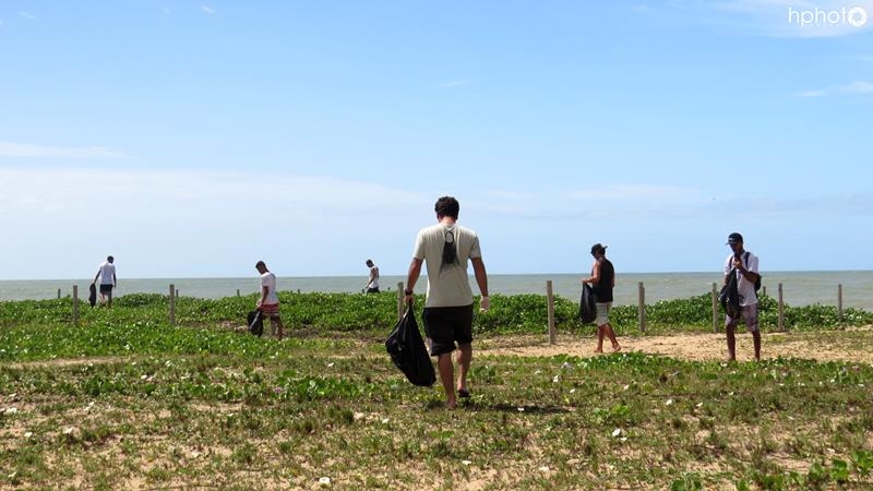 Coleta de Micro lixo na Restinga do Farol de São Tomé