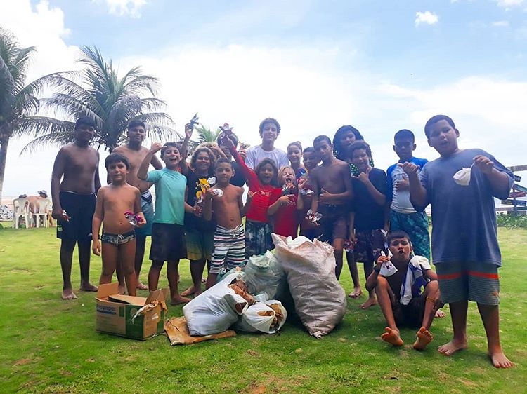 Mar limpo na Taiba com a criançadinha local