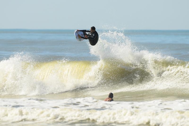 Adriano de Souza devolvendo o que recebeu do surf