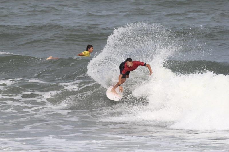 Gabriel André novamente supercampeão do Guarujá Open de Surf