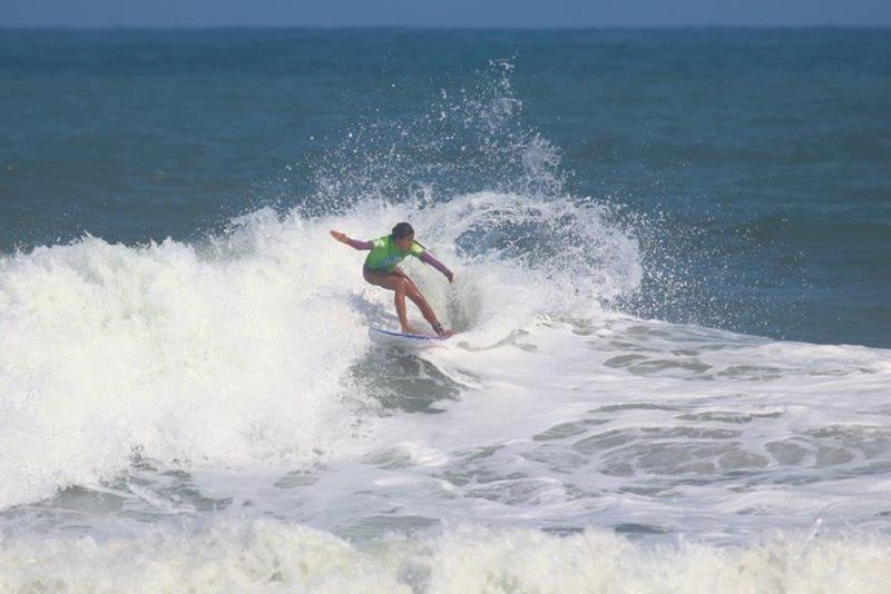 Júlia Duarte garante título brasileiro pro júnior em Ubatuba