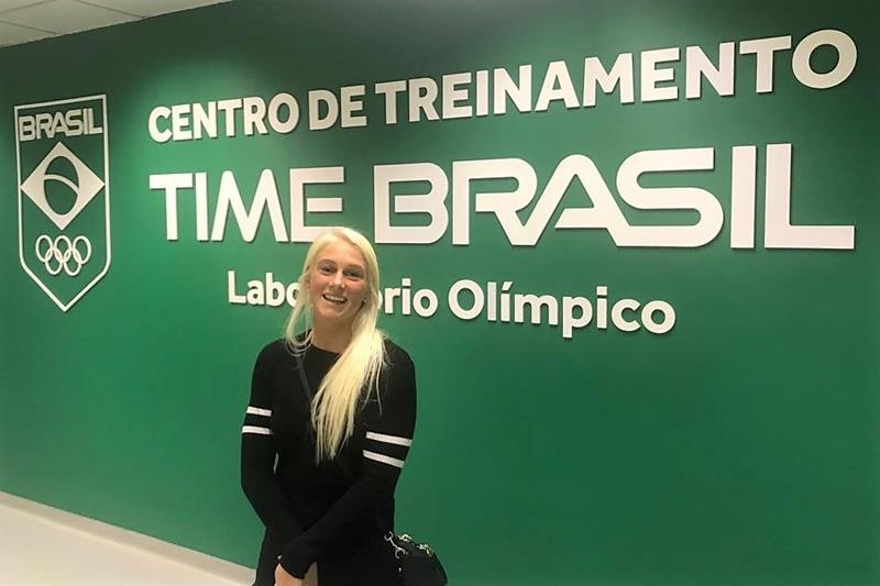 Tatiana Weston-Webb faz testes no COB e visita patrocinadores