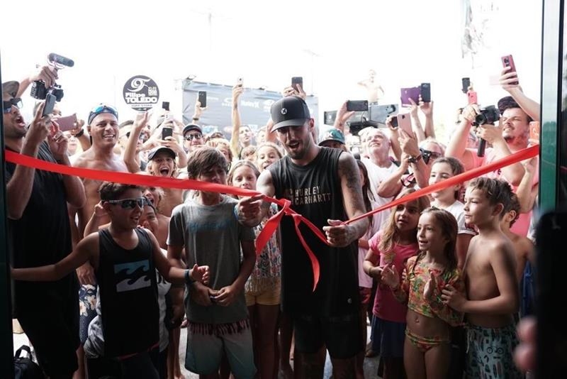 Dia de festa na inauguração da Filipe Toledo Surf Store