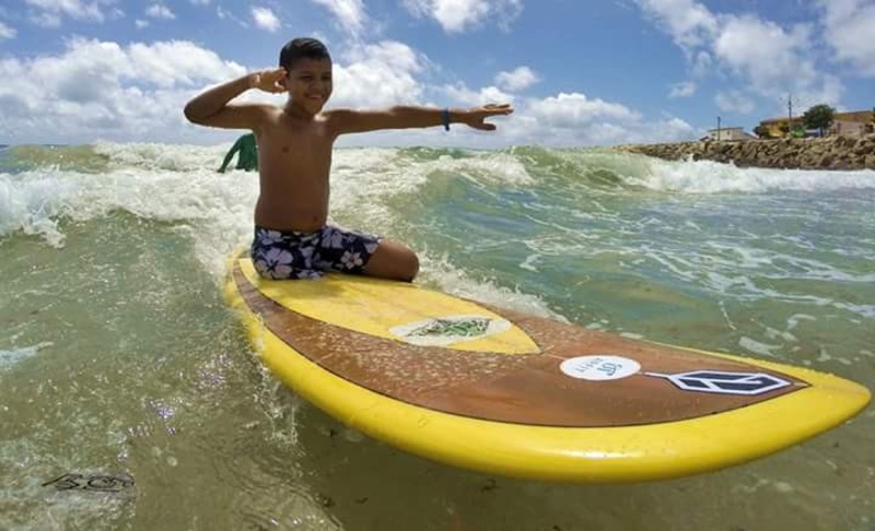 O Pequeno Surfista que Manobrou o Câncer