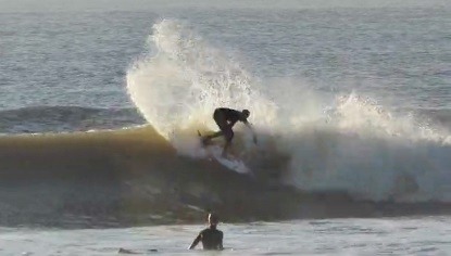 Ryan surfa em Matinhos, quintal de casa.