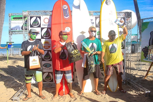 podio categoria master longboard com os surfistas perfilados com seus longs ao fundo