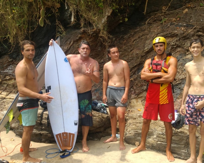 Resgate de adolescentes na Praia da Solidão por membros da ASPI