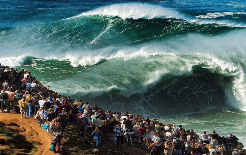 ONDAS GIGANTES EM NAZARÉ