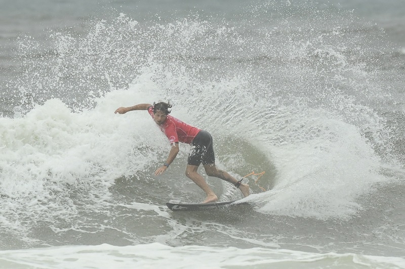 Apenas cinco surfistas seguem na briga pelo título catarinense no Floripa Pro no Matadeiro