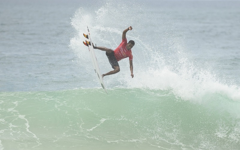 LayBack Pro é iniciado com boas ondas na Praia Mole