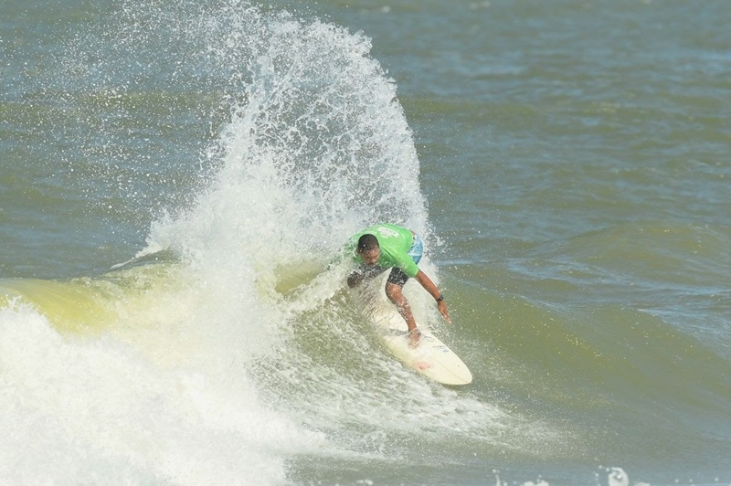 Boas ondas na abertura do BC Surf Festival 2023 em Balneário Camboriú