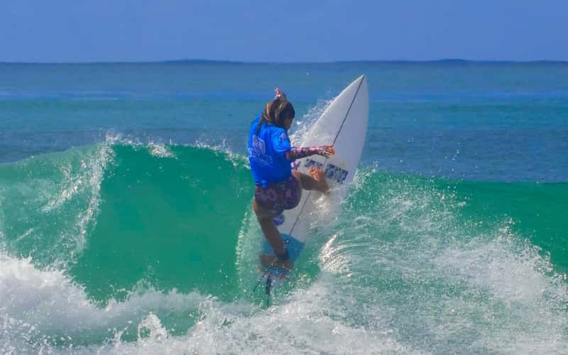 Surfista Maeva Guastalla trilha jornada no circuito profissional 