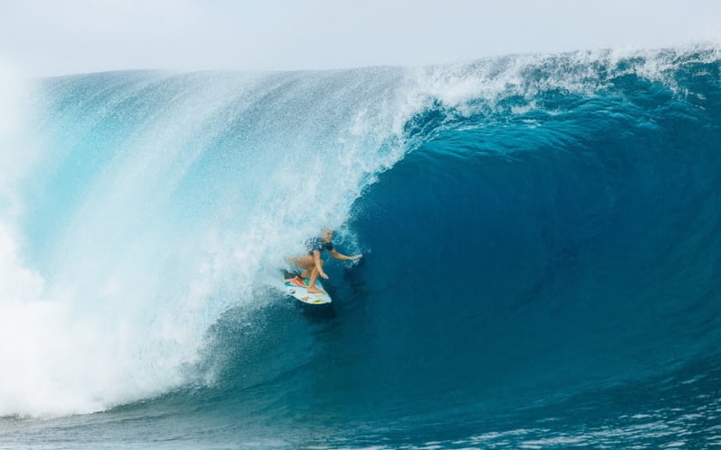 Tatiana Weston-Webb perde com o primeiro tubo nota 10 do SHISEIDO Tahiti Pro