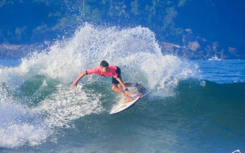 Matheus Jhones e Manu Medeiros fazem as maiores notas na abertura do Hang Loose Surf Attack