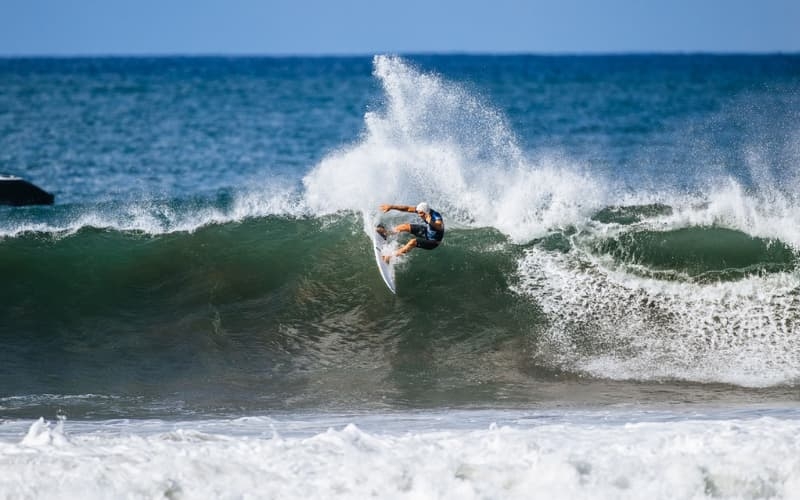 Quatro surfistas do Brasil estão nas quartas de final do Surf City El Salvador
