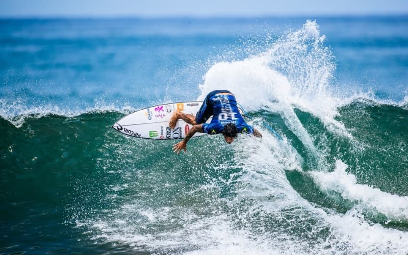 Gabriel Medina e Yago Dora estreiam com vitórias no Surf City El Salvador